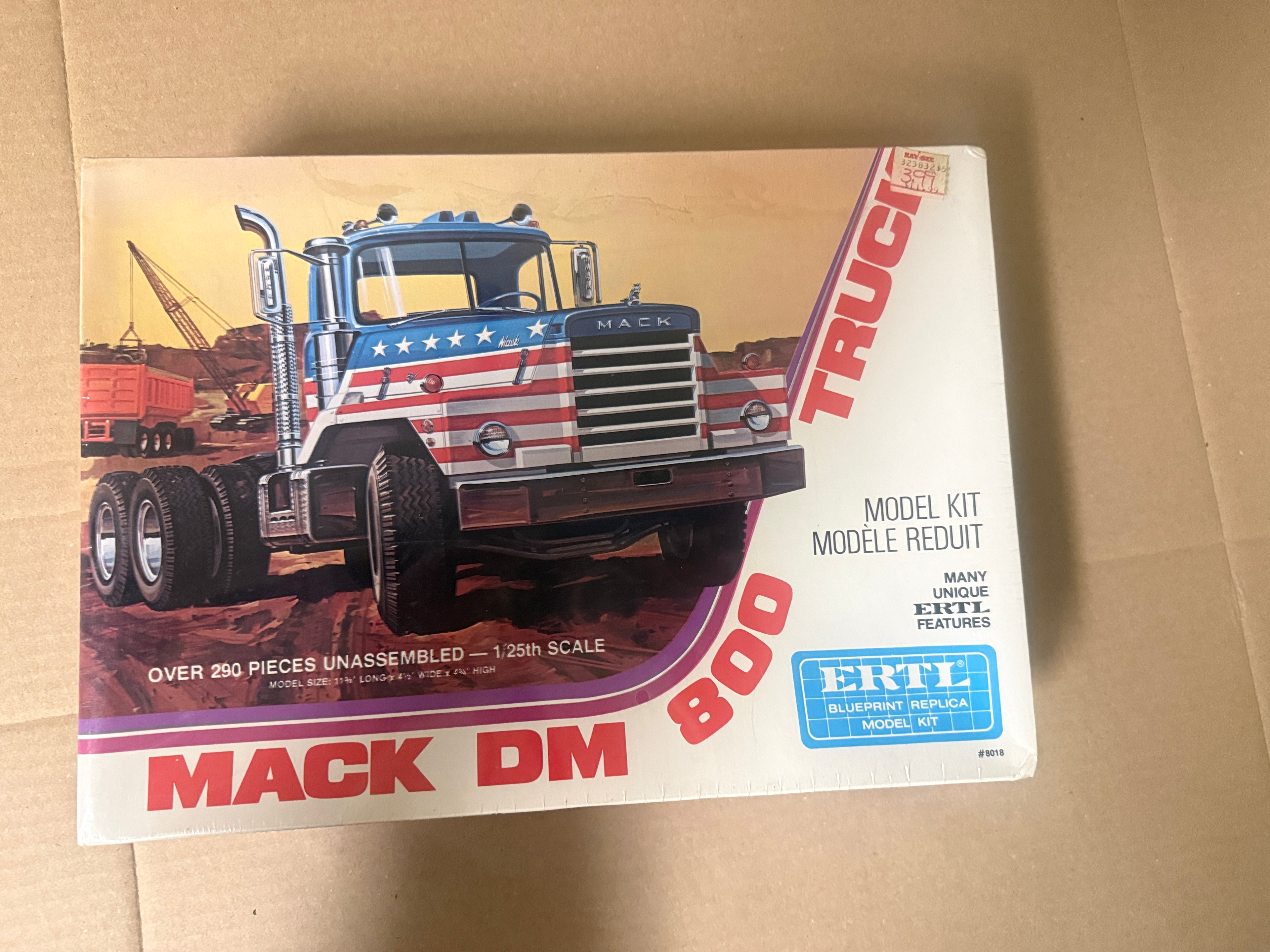 Ertl Mack DM 800 8018 box front