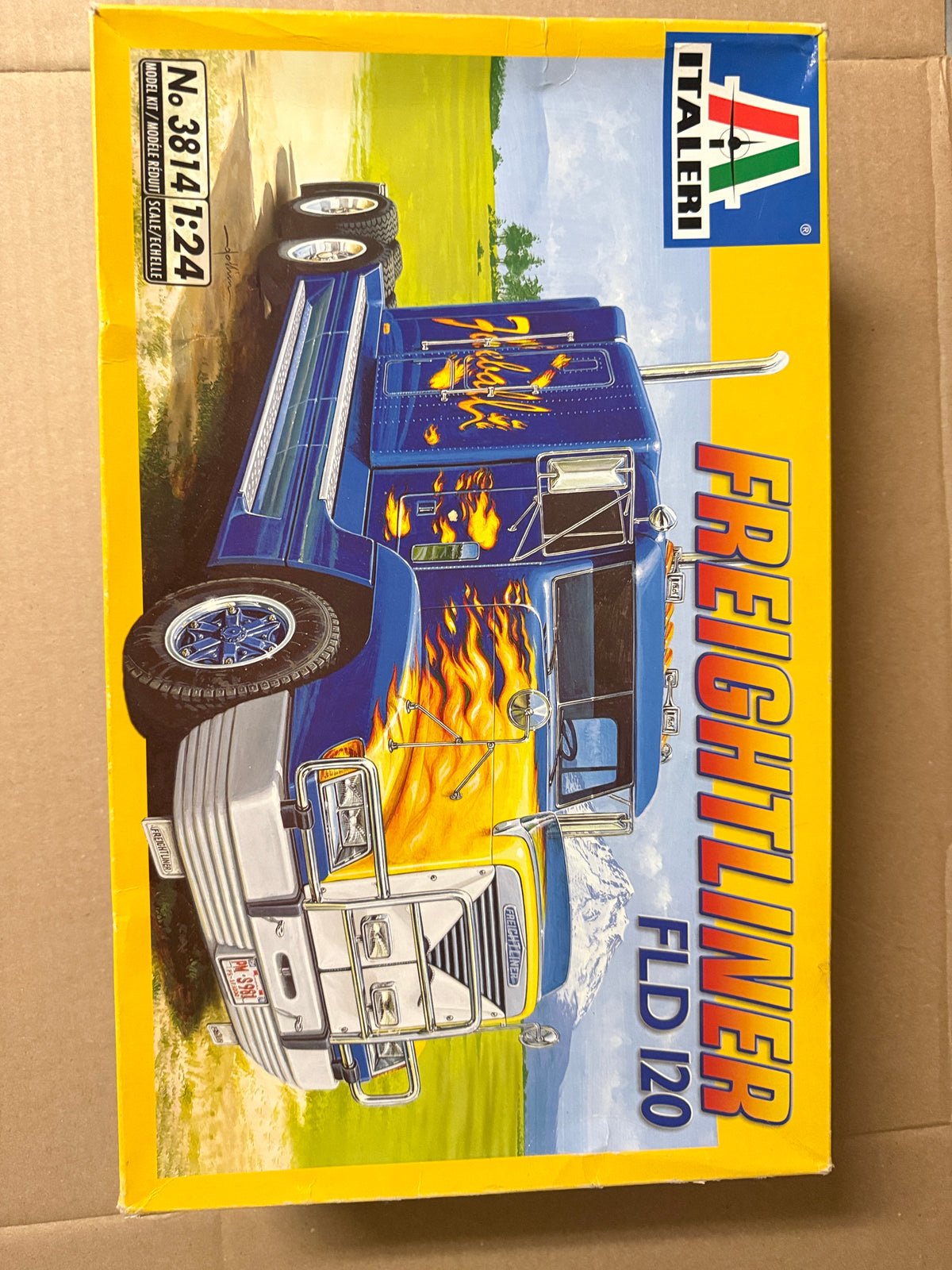 Italeri Freightliner FLD 120 kit 3814 box front
