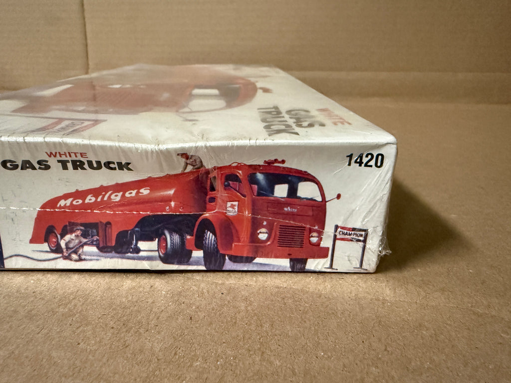 Revell White Gas Truck Mobilgas second photo