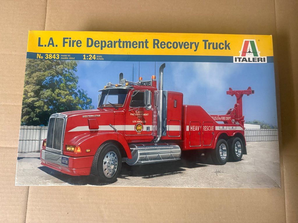 Italeri LA Fire Department Recovery Truck 3843 box front