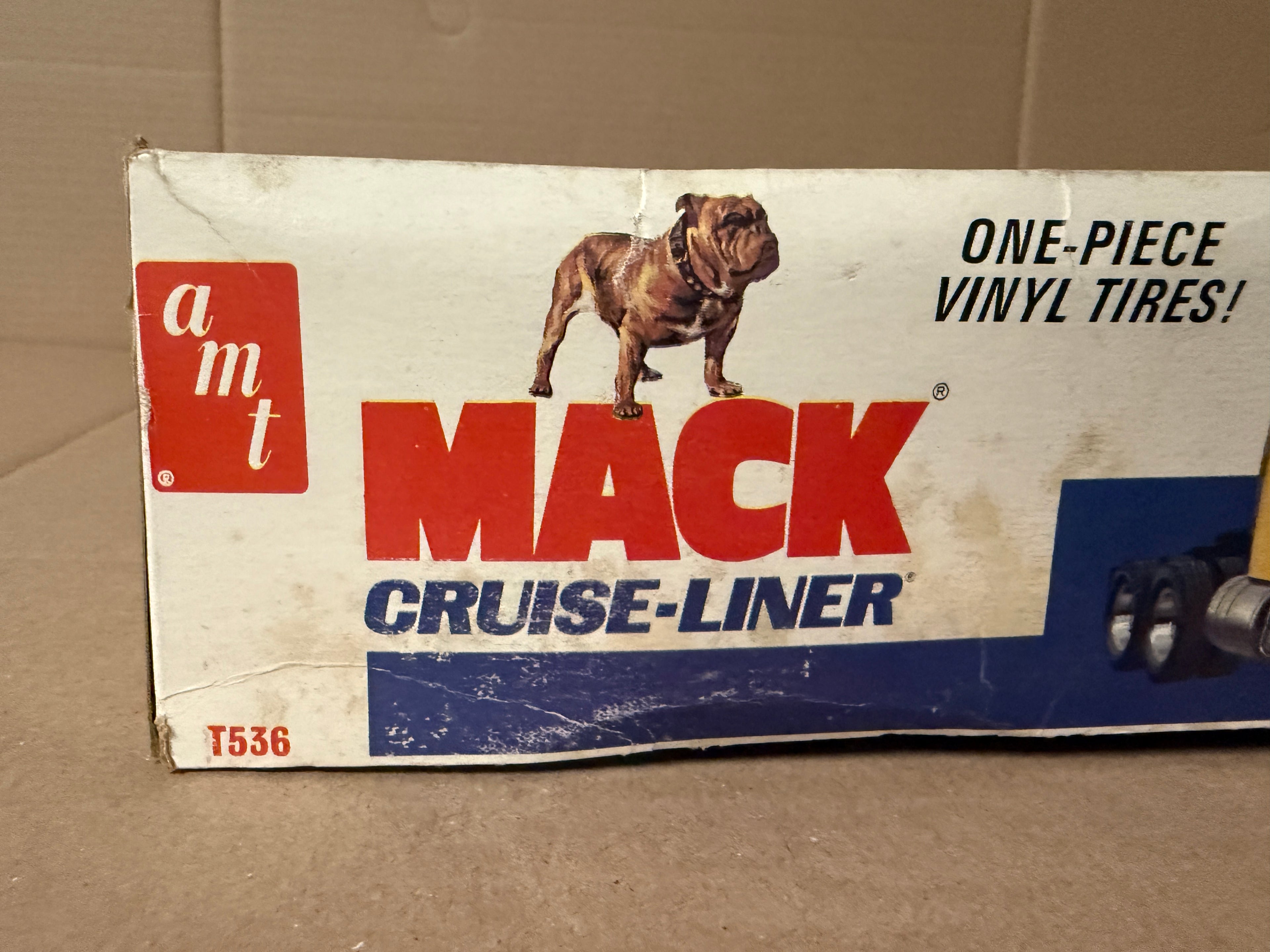 AMT Mack Cruise-Liner T536 box end