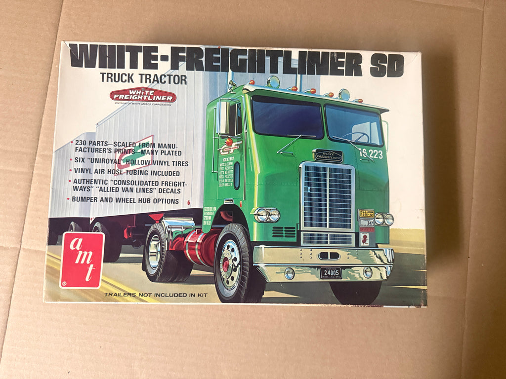 AMT White Freightliner SD T530 box front