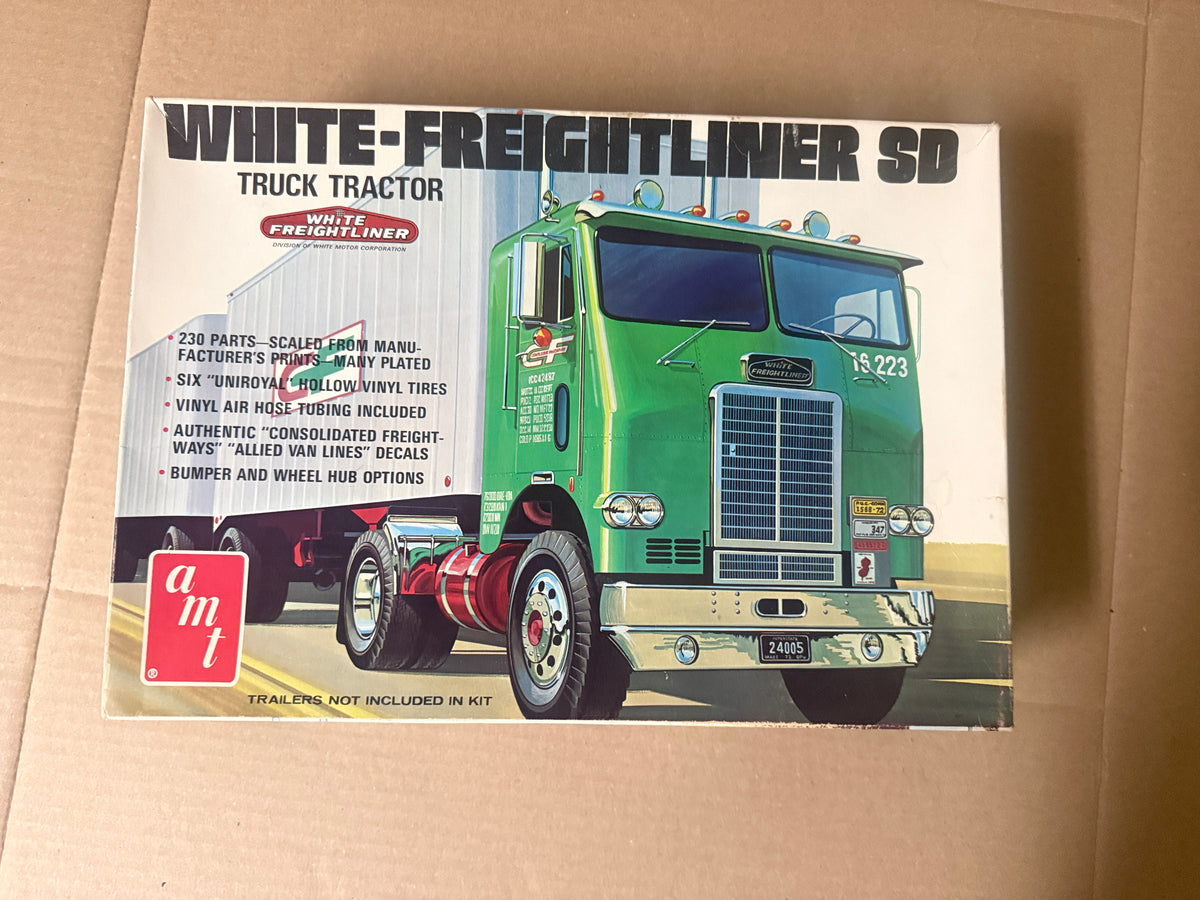 AMT White Freightliner SD T530 box front