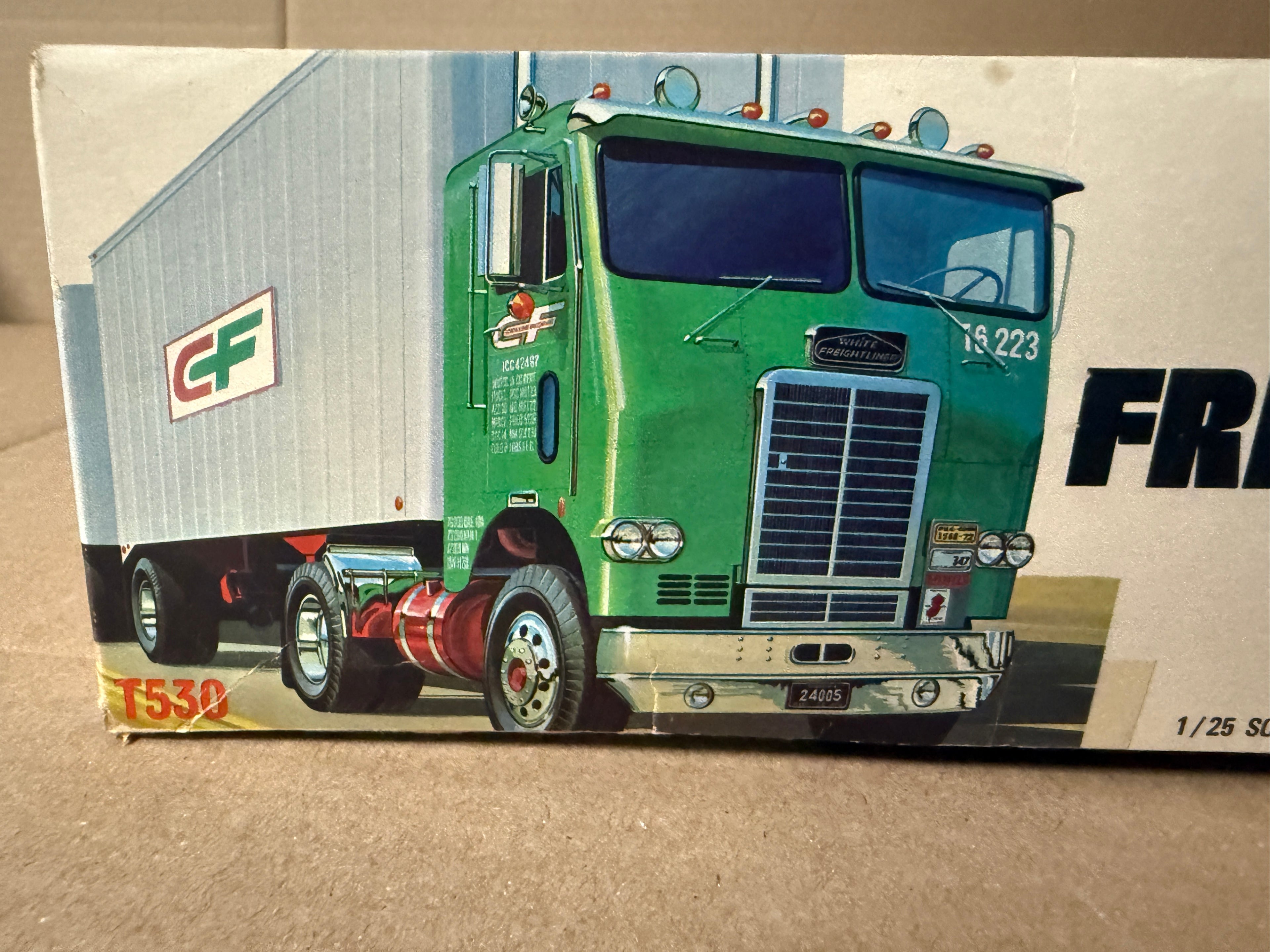 AMT White Freightliner SD T530 second photo