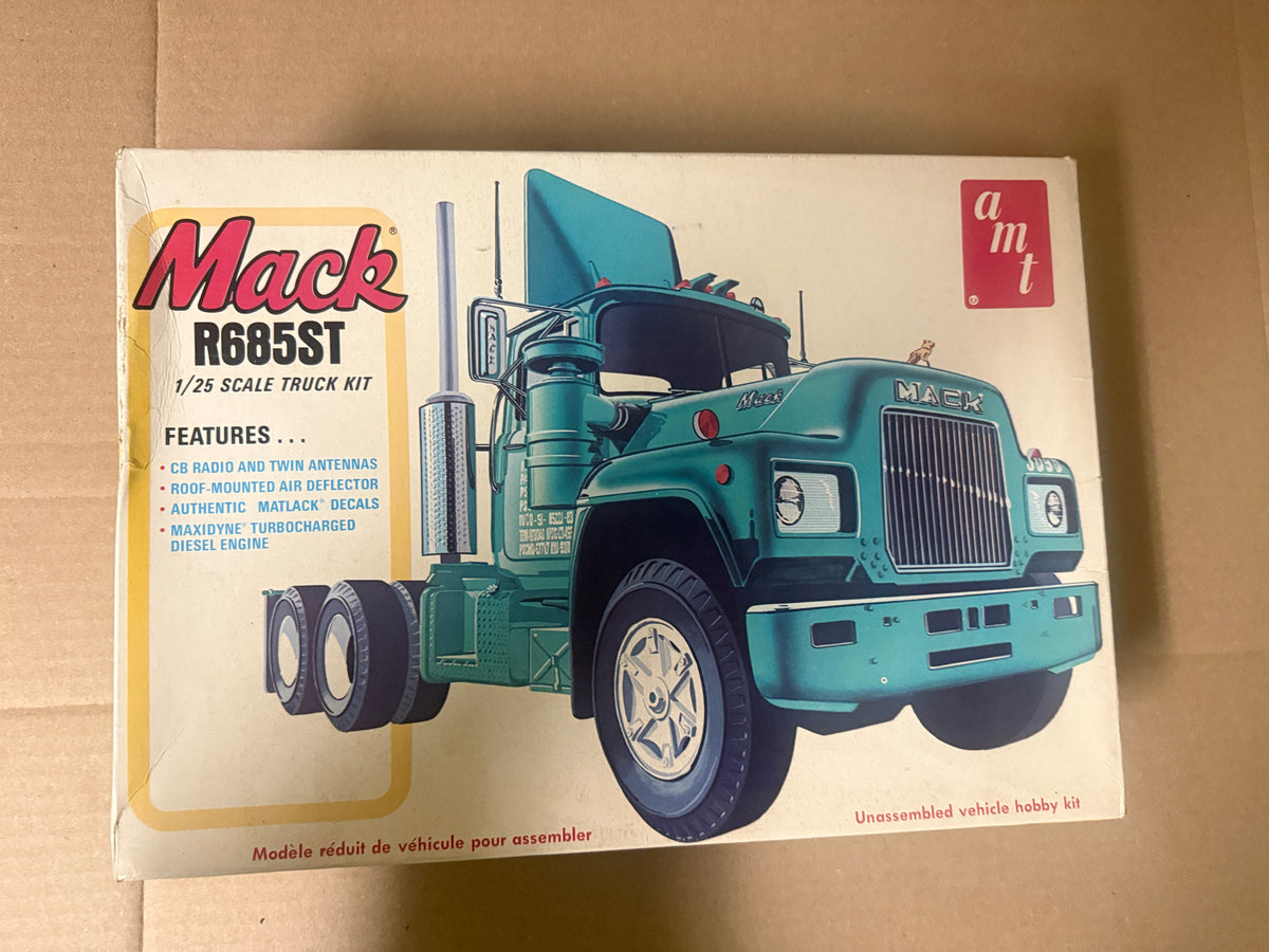 AMT Mack R685ST T535 box front