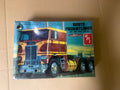 AMT White Freightliner Dual Drive T568 box front