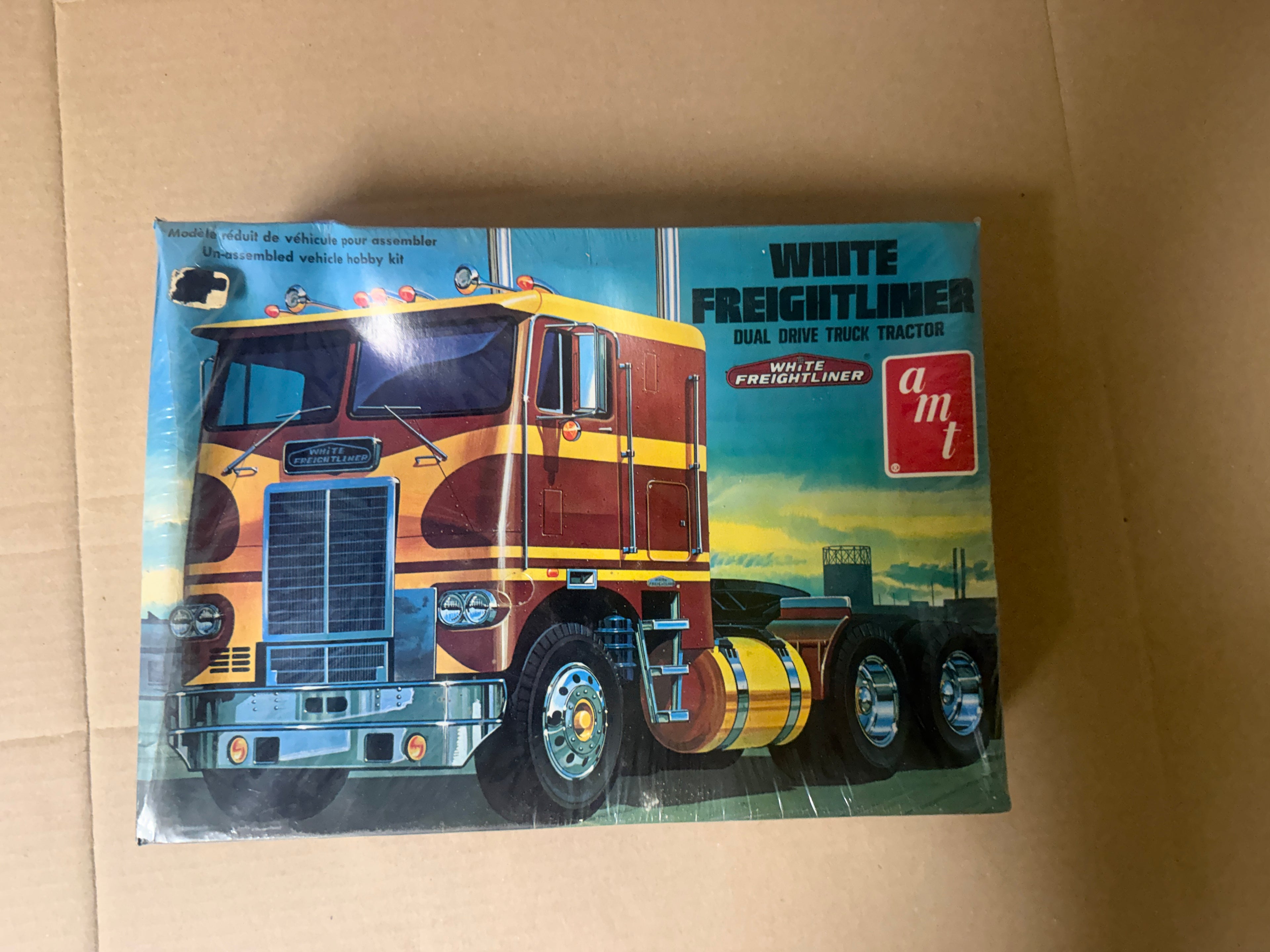 AMT White Freightliner Dual Drive T568 box front