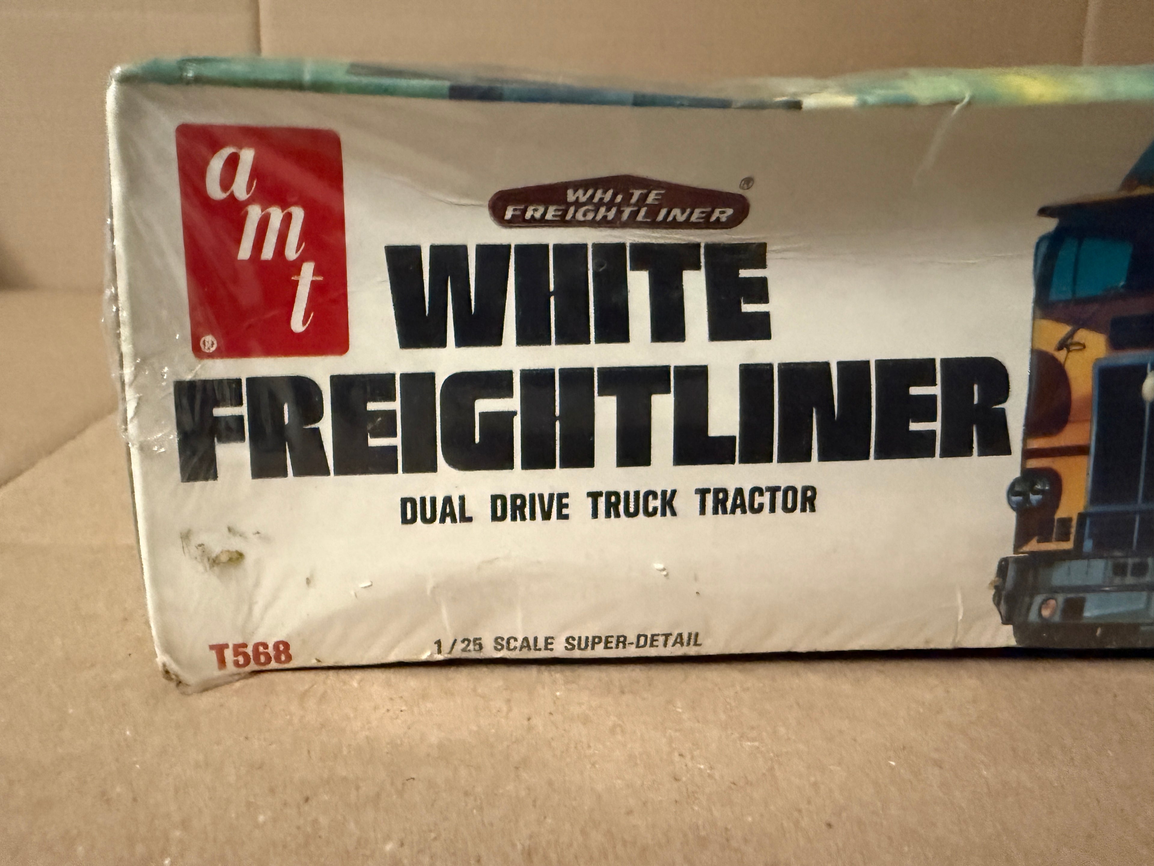 AMT White Freightliner Dual Drive T568 second photo