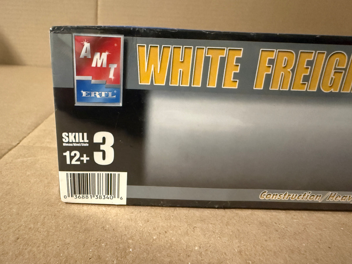 AMT Ertl White Freightliner second photo